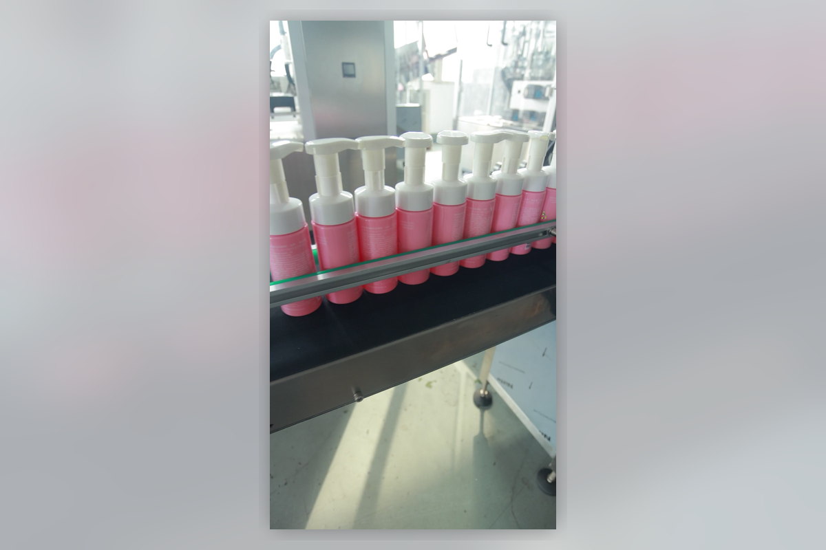 乳液瓶输送与锁盖工序